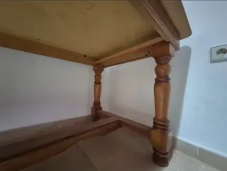 Mesa rústica de madera con cristal protector