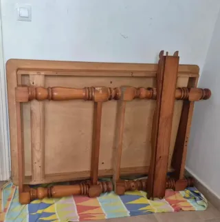 Mesa rústica de madera con cristal protector