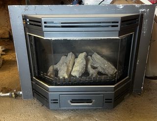 Chimenea de gas con troncos decorativos