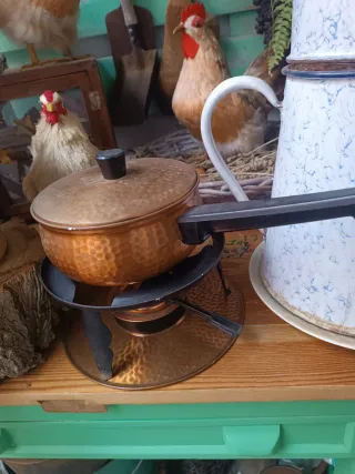 Antiguo infiernillo holandés de cobre y cazo