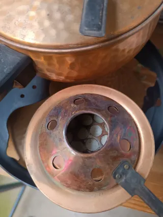 Antiguo infiernillo holandés de cobre y cazo