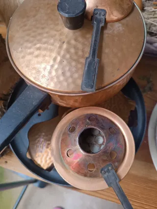 Antiguo infiernillo holandés de cobre y cazo