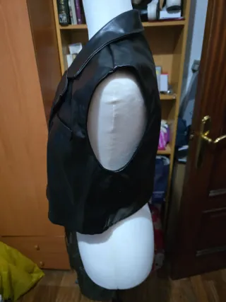 Chaleco negro efecto piel
