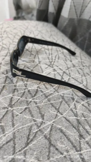 Gafas de sol negras y grises