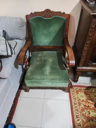 Mueble aparador de madera tallada
