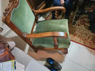 Mueble aparador de madera tallada