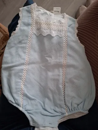 Ropita de bebé azul con encaje