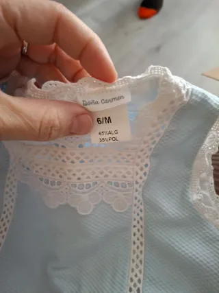 Ropita de bebé azul con encaje