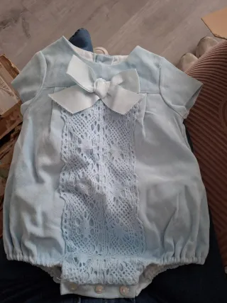 Ropita de bebé azul con encaje