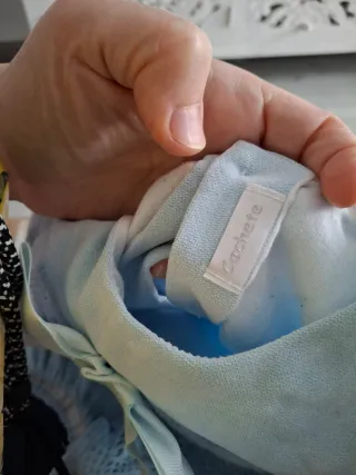 Ropita de bebé azul con encaje