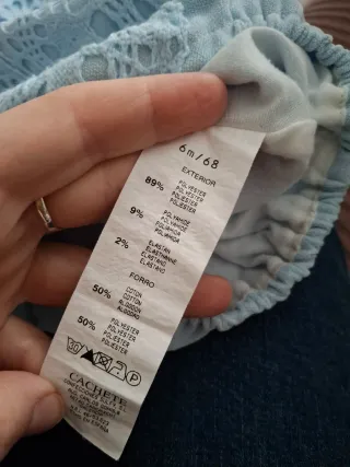 Ropita de bebé azul con encaje