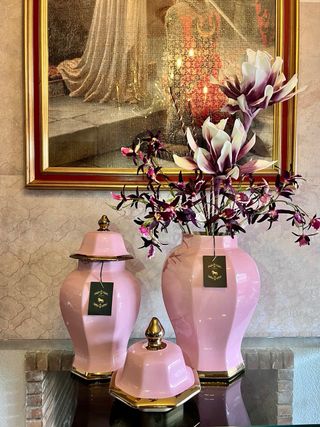 Jarrón de cerámica rosa con tapa