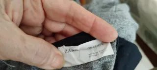 Sudadera gris con capucha y cremallera