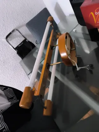 Lámpara de madera y plástico