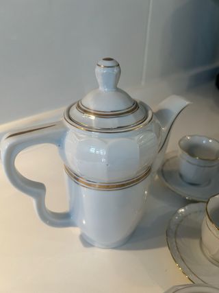 Set di tazze da caffè antiche con zuccheriera e caffettiera