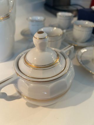 Set di tazze da caffè antiche con zuccheriera e caffettiera