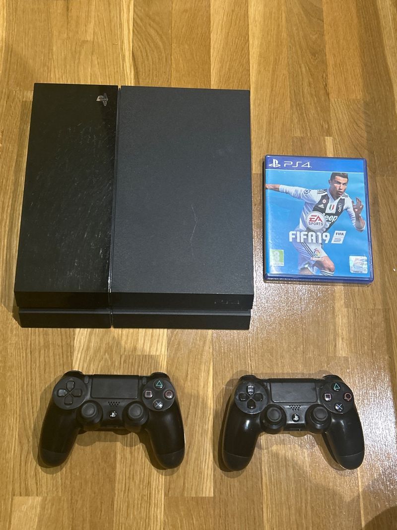 PS4 (PlayStation 4) + 2 Mandos + FIFA 19