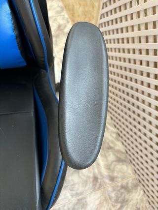 Silla gaming negra y azul como nueva