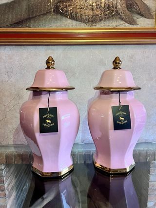 Jarrón de cerámica rosa con tapa