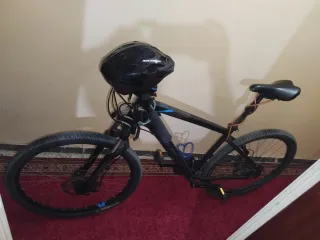 Bicicleta de montaña/cuidad, color negro mate.