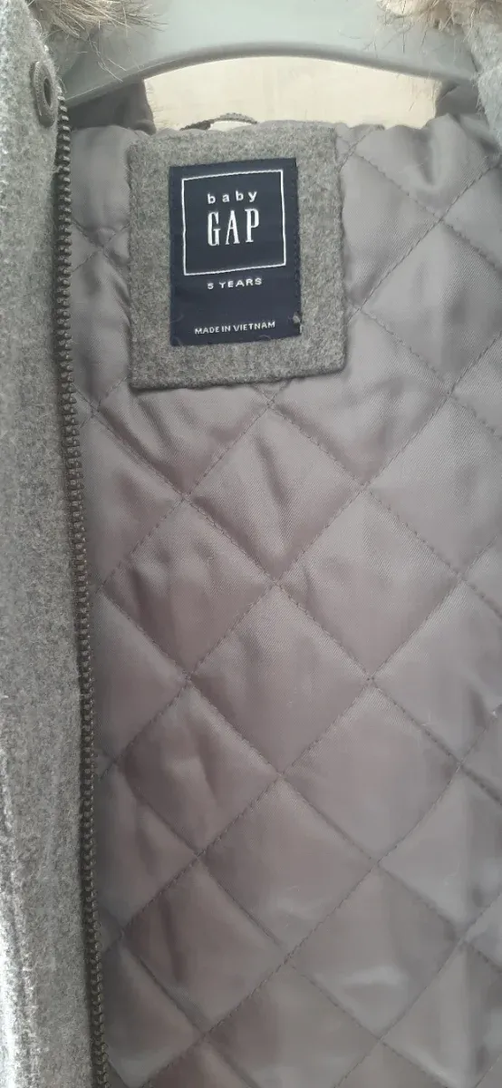 Abrigo infantil gris con capucha y pelo