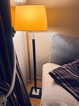 Lámpara de pie moderna y 2 lamparas de techo