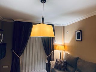 Lámpara de pie moderna y 2 lamparas de techo