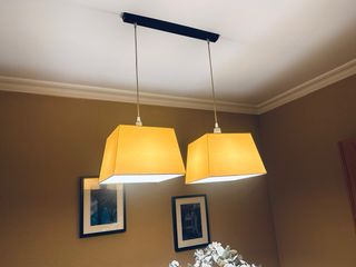 Lámpara de pie moderna y 2 lamparas de techo