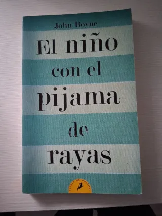 El niño con el pijama de rayas