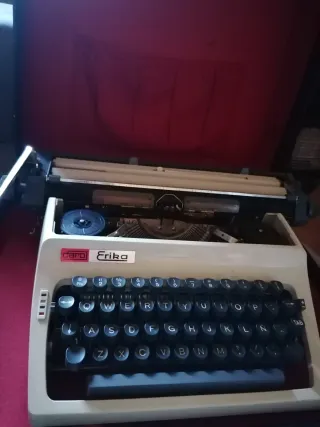 Máquina de escribir Erika Vintage con maleta