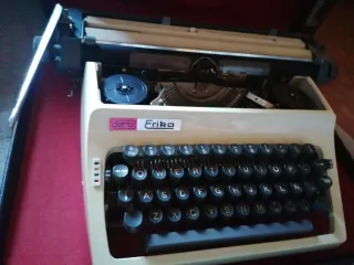 Máquina de escribir Erika Vintage con maleta