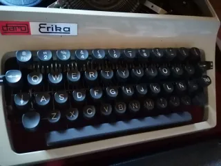 Máquina de escribir Erika Vintage con maleta