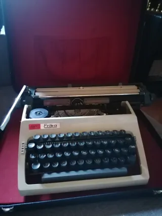 Máquina de escribir Erika Vintage con maleta