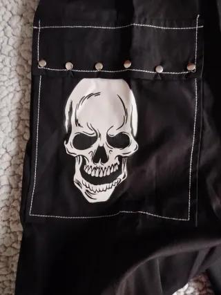 Pantalón ancho negro con calavera