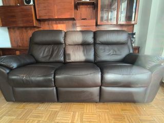 Sofá de piel marrón