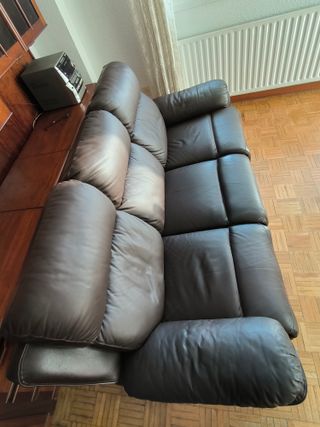 Sofá de piel marrón