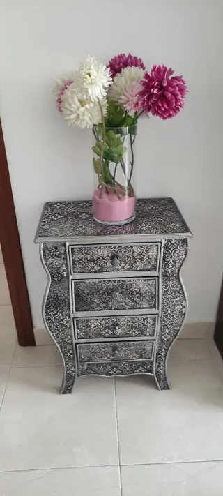 Mesa auxiliar decorada plata.