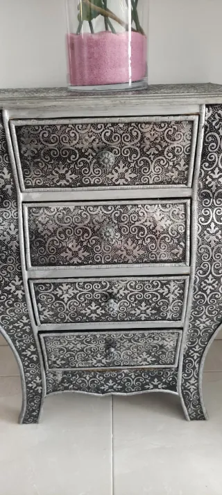 Mesa auxiliar decorada plata.