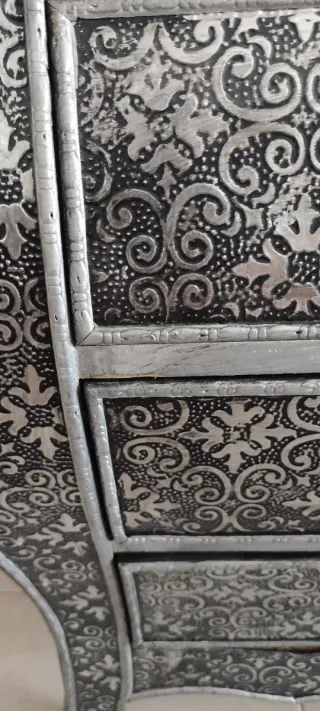 Mesa auxiliar decorada plata.