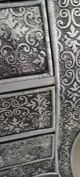 Mesa auxiliar decorada plata.