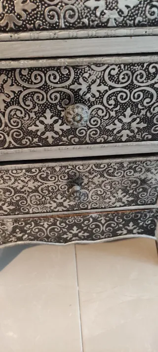 Mesa auxiliar decorada plata.