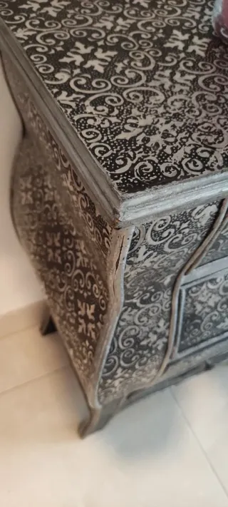Mesa auxiliar decorada plata.