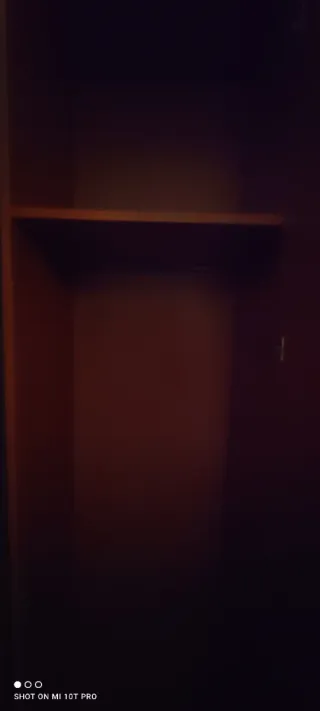 Armario pequeño de madera.