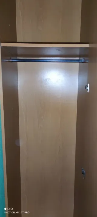 Armario pequeño de madera.