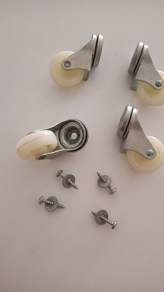 Ruedas giratorias para muebles (4uds) + tornillos