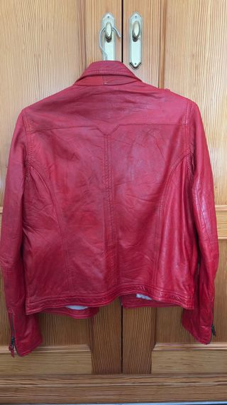 Cazadora Piel Roja Pull & Bear Talla L