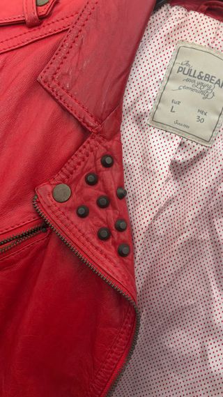 Cazadora Piel Roja Pull & Bear Talla L