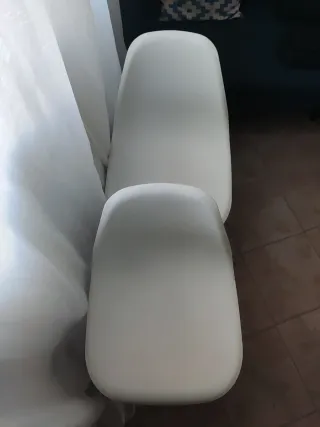 Sillas blancas de plástico y madera