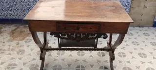 Mesa antigua de madera tallada