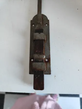 Pestillo antiguo de metal